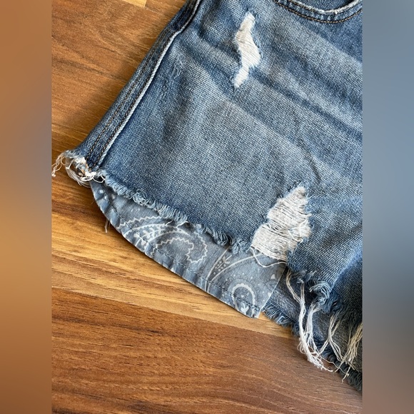 Aerie Women's Blue Bandana Distressed Cut-Off Daydream Denim Short M | Blue - Picture 2 of 5